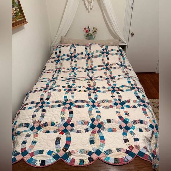 Other - Vintage wedding ring quilt (queen) with scalloped edges